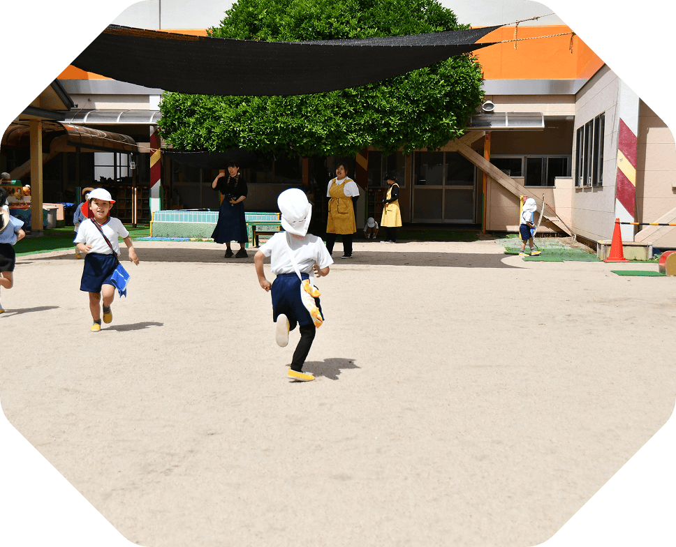 園庭を走る園児たち